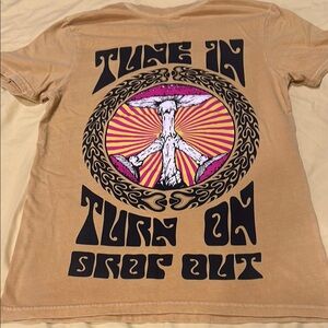 Altru Shrooms t-shirt small 🍄magic